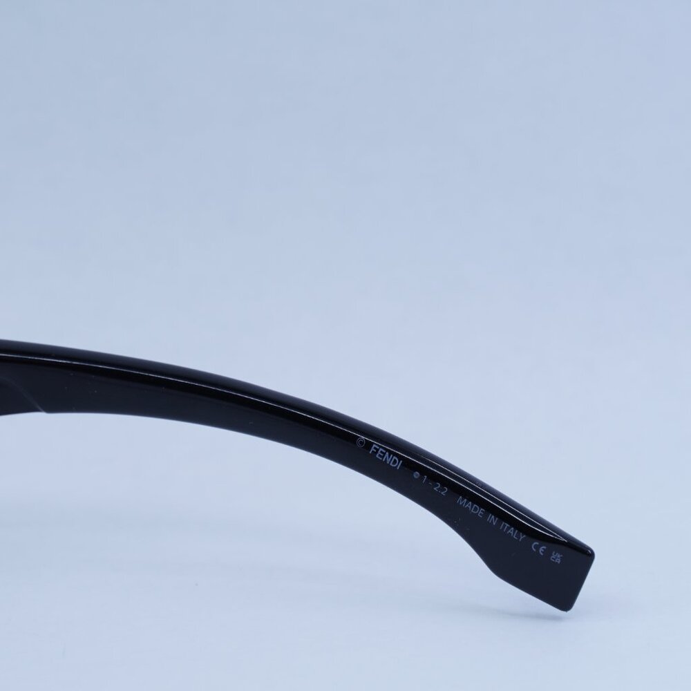 🕶️ New Fendi FE40088U-Y 01A Sunglasses -Black Frame, Grey Lenses - Picture 10 of 15